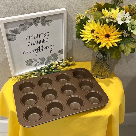 Calphalon 12 ct muffin pan - Picture 1 of 3